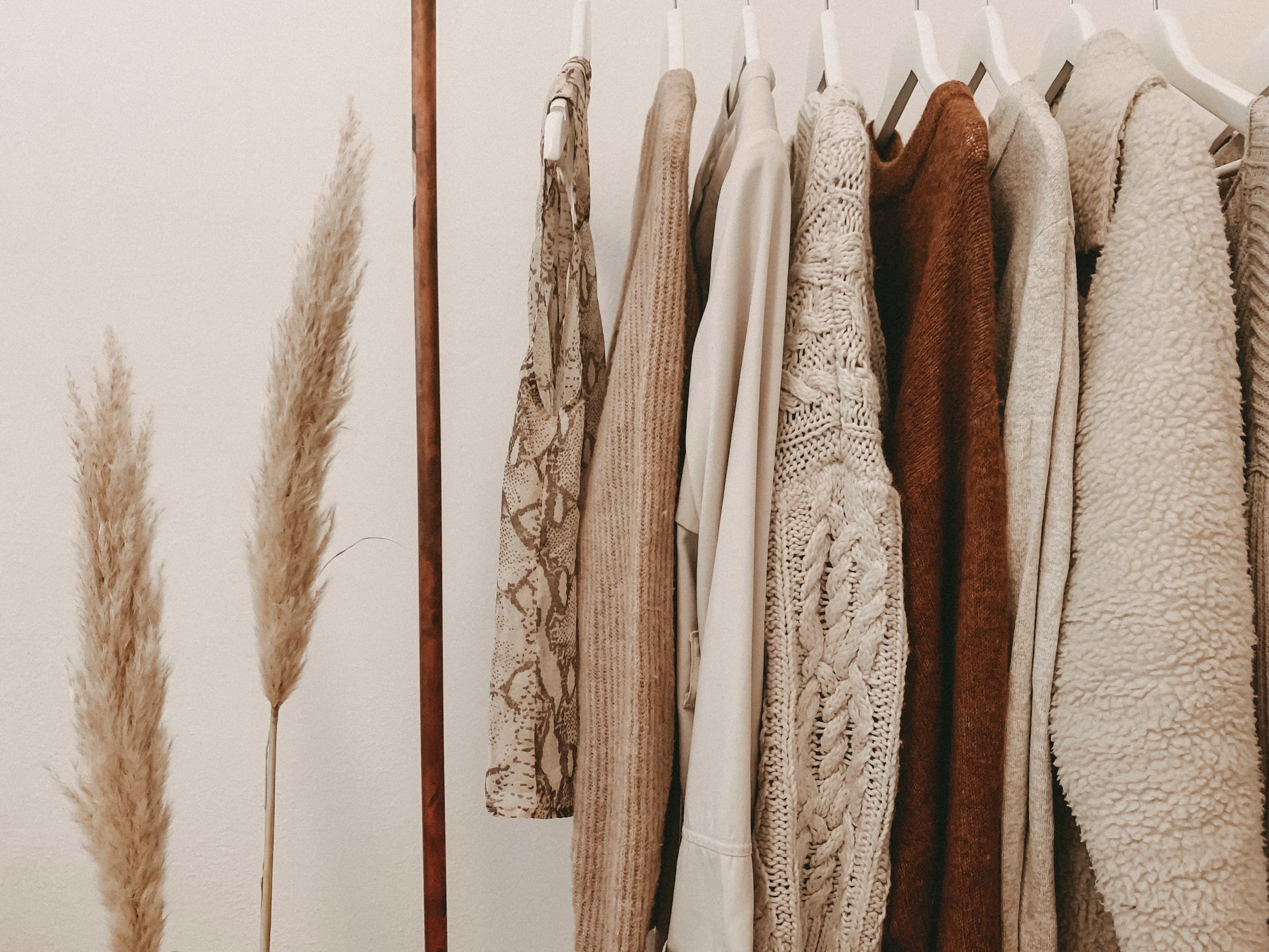 Atelier moda, maini si mostre de tesaturi